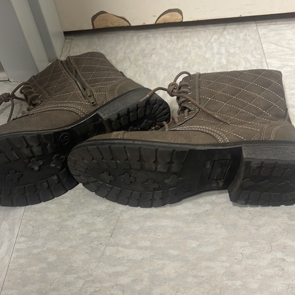 Boots - Picture 3 of 6